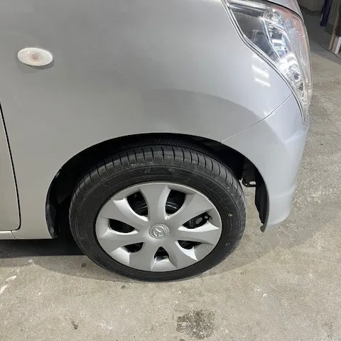 スズキワゴンRに見られる右フロントフェンダーとフロントバンパ...