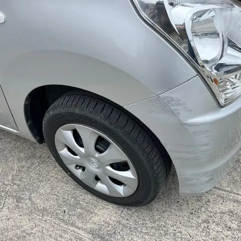 スズキワゴンRに見られる右フロントフェンダーとフロントバンパ...