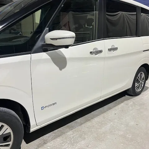 今日は日産セレナの左側面の修理を行いました。