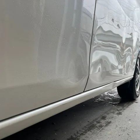 今日は日産セレナの左側面の修理を行いました。