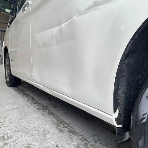 今日は日産セレナの左側面の修理を行いました。