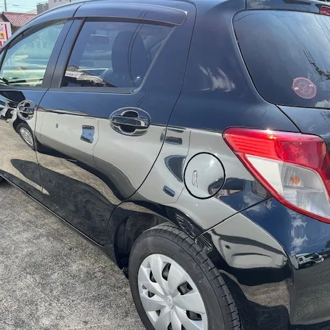 トヨタ　ヴィッツの左クォーターパネルやリアドアにできた傷やへ...