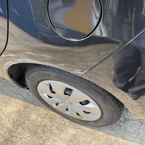 トヨタ　ヴィッツの左クォーターパネルやリアドアにできた傷やへ...