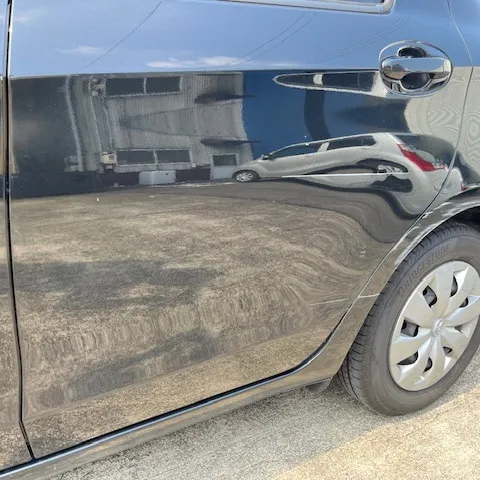 トヨタ　ヴィッツの左クォーターパネルやリアドアにできた傷やへ...