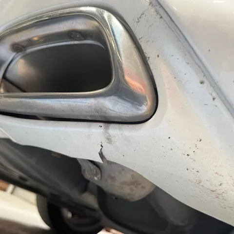 こちらの写真は、トヨタクラウンのリヤバンパーに関するものです...