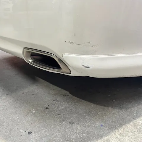 こちらの写真は、トヨタクラウンのリヤバンパーに関するものです...